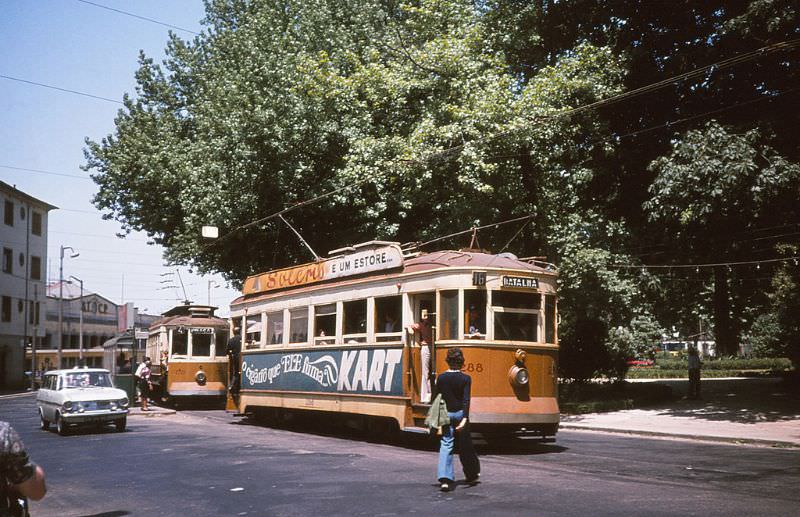 STCP 288, a 1929 Ateliers de Construction de Familleureux Belgian built bogie tram, leaving Rotunda da Boavista on service 16 to Batalha on 11 June 1974