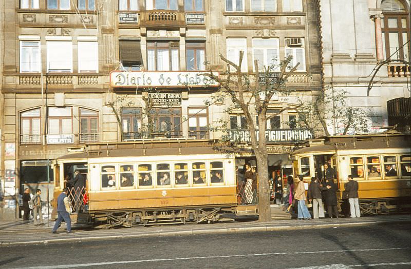 STCP 189, a 1929 Brill 28 type 4-wheel tram loading at Praca da Liberdade on 5 March 1976