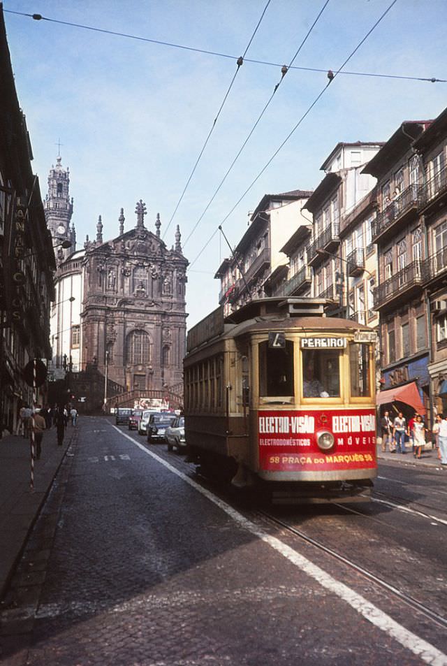 STCP Brill 28 type 4-wheel tram desending Rua dos Clerigos to Praca on 7 September 1976