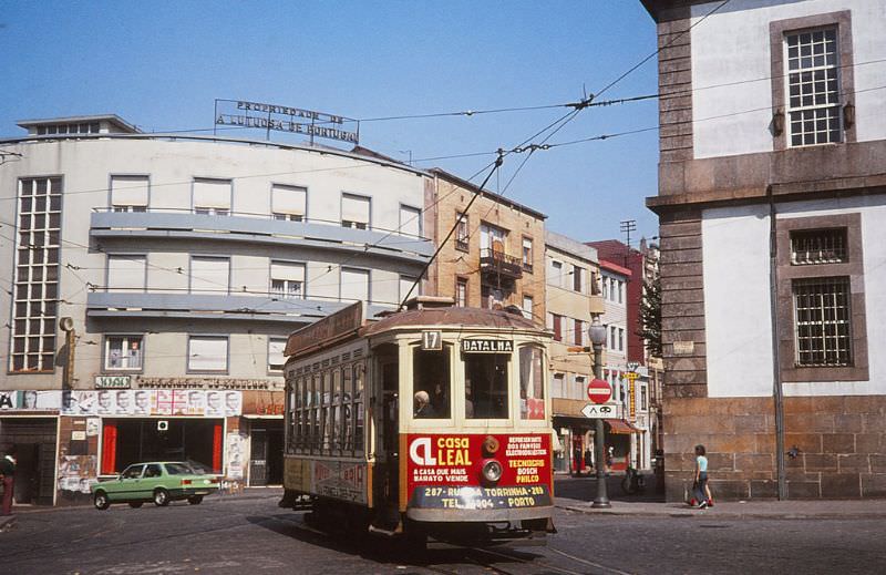 STCP Fumista type 4-wheel tram on service 17 from Batalha to Foz at Praca Republica on 7 September 1976