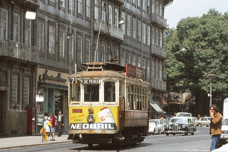 STCP 122, a 1912 Brill 23 semi convertible 4-wheel tram leaving Carmo on Praca de Carlos Alberto on 27 April 1977