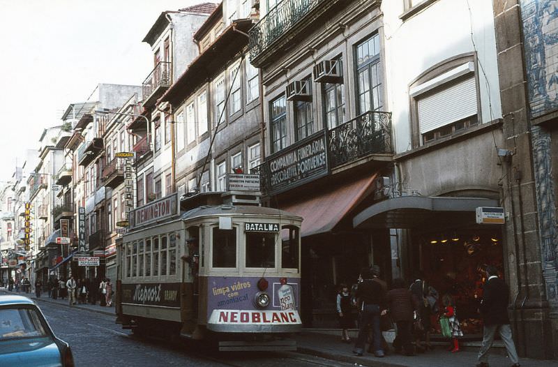 STCP 138 running from Batalha along Rua de Santa Catarina at Bolhao on 27 April 1977