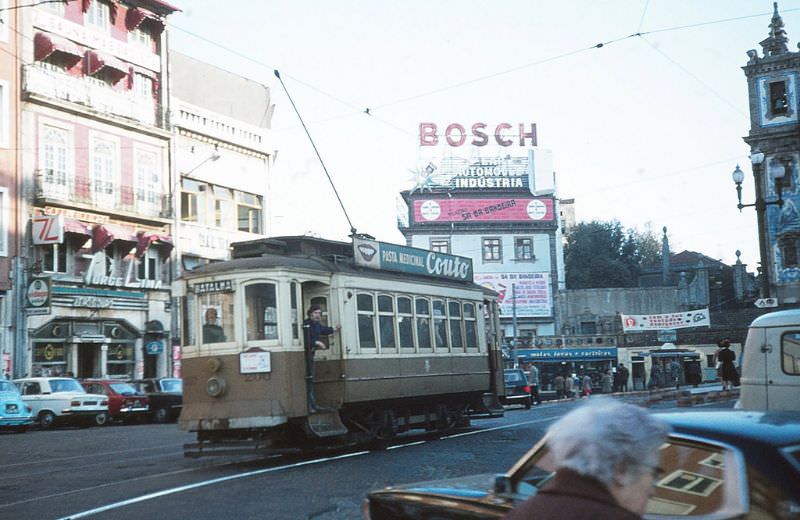 STCP 200, a 1940 Brill-28 type semi convertible 4-wheel tram leaving Batalha on 27 April 1977