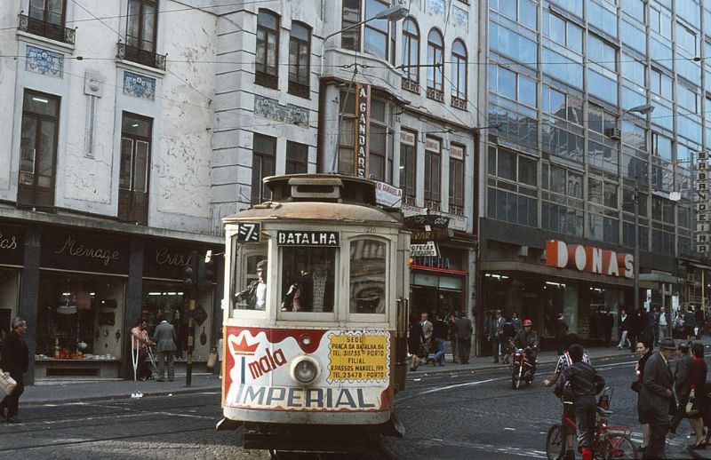 STCP 216, a 1946 Brill 28 type 4-wheel tram, turning from Rua Sa da Bandeira into Rua Formosa at Bolhao to Batalha on 27 April 1977