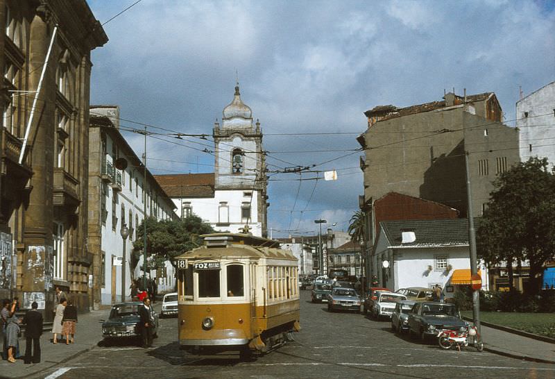 STCP 222, a 1939 Brill 28 type 4-wheel tram on Rua do Carmo on line 18 to Foz via Marginal on 6 September 1978