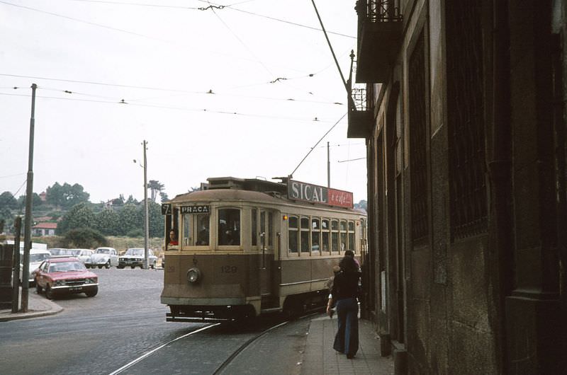 STCP 129, a 1910 Brill 23 semi convertible platforma salao 4-wheel tram, turning from Rua da Boavista into Travessa Figueiroa to Praca on 12 June 1974