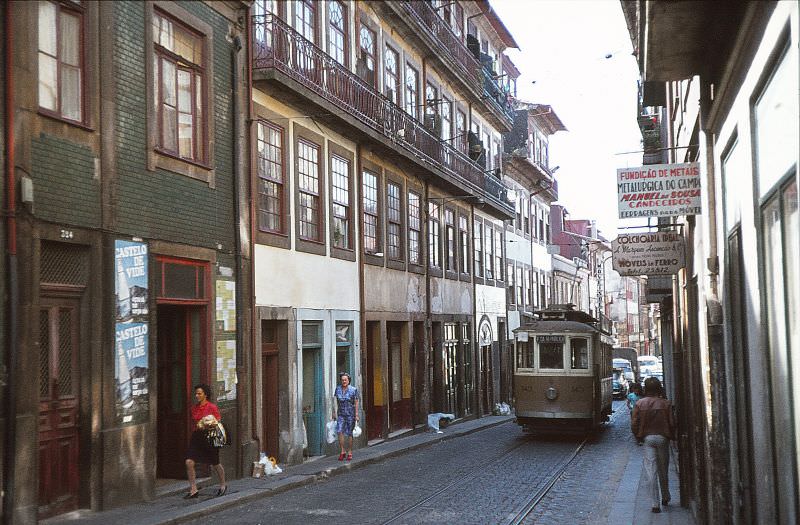 STCP 143, a 1910 Brill-23 semi convertible platforma salao 4-wheel tram on Rua dos Martires da Liberdade on 11 June 1974