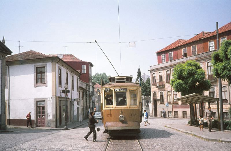 STCP 143, a 1910 Brill-23 semi convertible platforma salao 4-wheel tram on Rua dos Martires da Liberdade on 11 June 1974