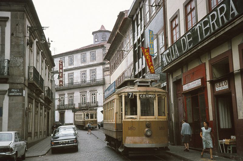 STCP 180, a Brill 28 type semi convertible 4-wheel tram on service 7 to Ponte de Pedra on Rua das Oliveiras on 12 June 1974