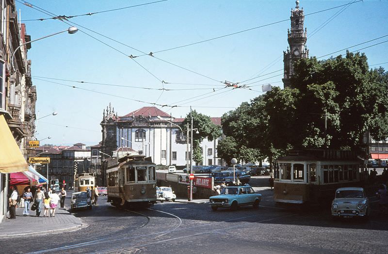 STCP 212 turning at Carmo on route 7 to Ponte da Pedra gives way to 205 on on route 7 from Praca to Amial on 10 June 1974