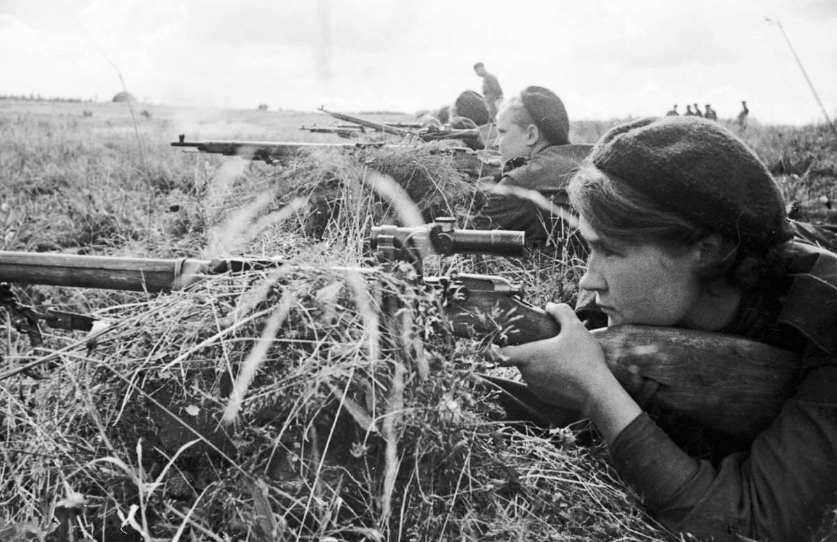 Sniper Lyuba Makarova on the Kalinin front, 1943.