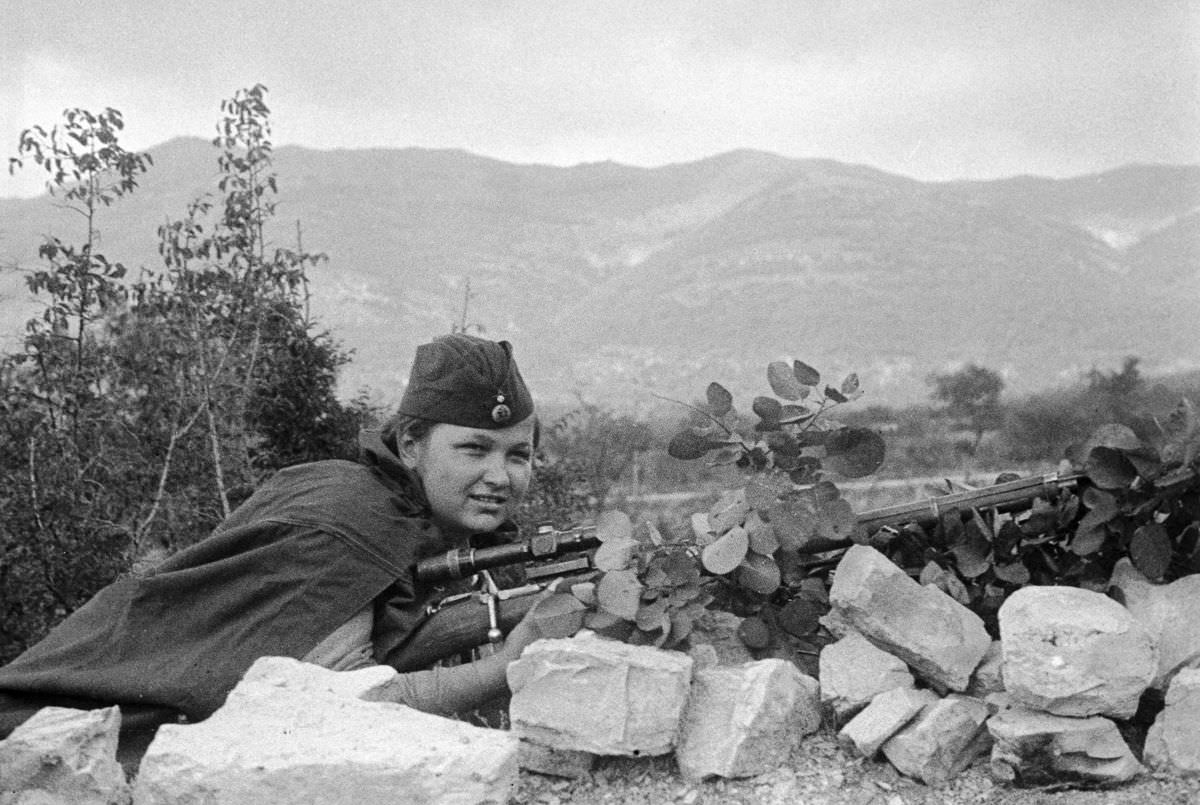 Sniper Liza Mironova in combat, 1943.