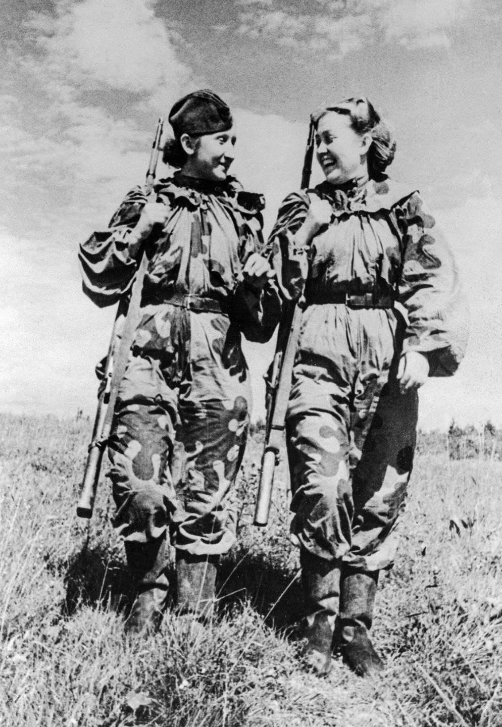Snipers C. Bykova and R. Skrypnikova return from a combat assignment. Nov. 24, 1943