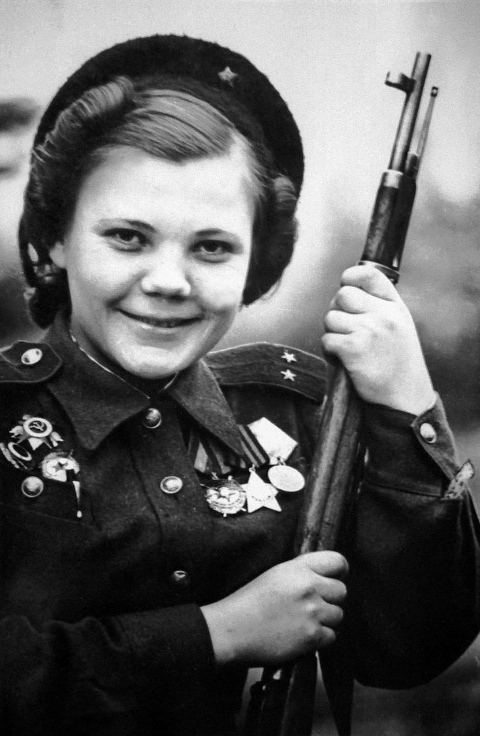 Nina Lobovskaya, commander of a company of female snipers who fought in the battle for Berlin. Dec. 31, 1944