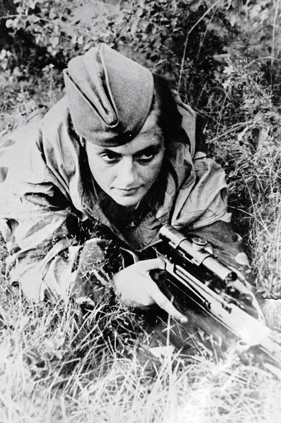 Pavlichenko during the battle for Sevastopol. June 6, 1942