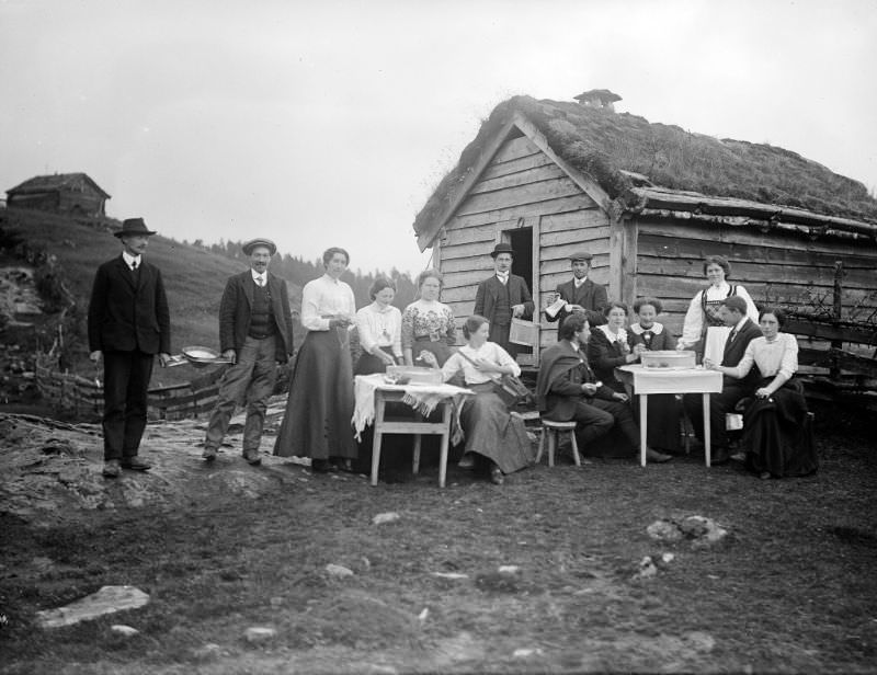 A group of people gathered outside Bakkeselet mountain hut at Brulandsstølen mountain farm