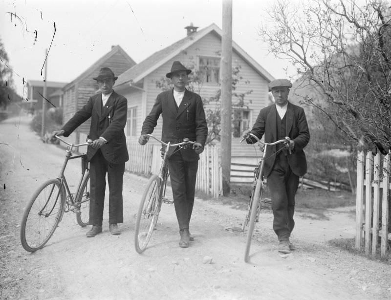 Cyclists outside Kristian Ulltang's house "Nøysomhet" (moderation) at Teigen in Førde