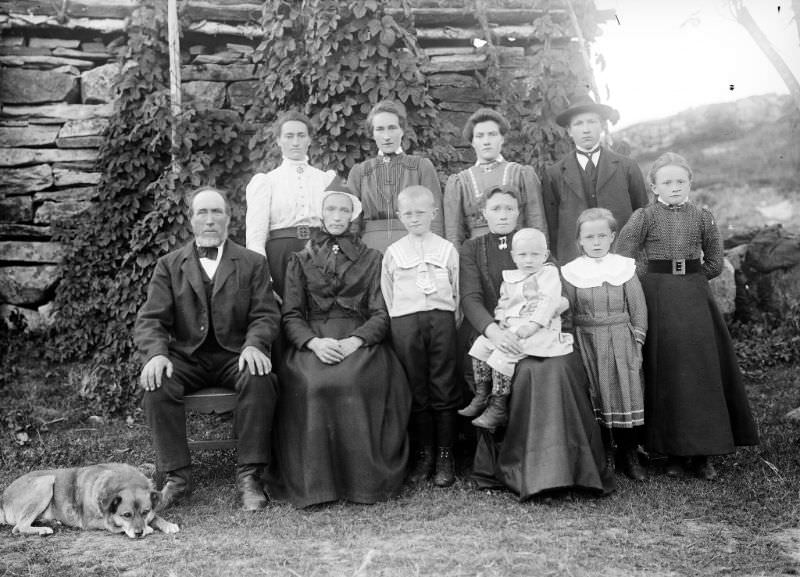 A Family portrait. The grandmother is wearing traditional clothing from the Sunnfjord region, including a "høgehue" (cap)