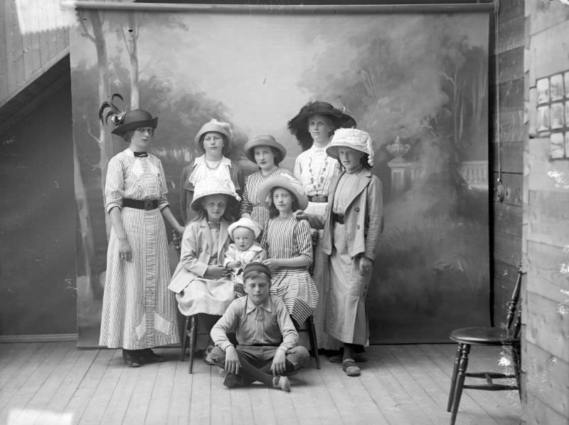 Group portrait from Fauske's studio in Førde