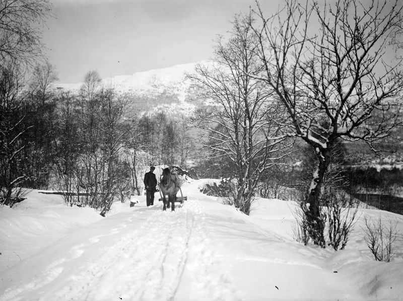 Mand and horse at Bruland. The mountain in the background is Førdsnipa