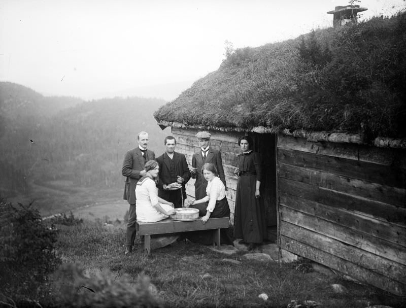 A group of people gathered outside Steinaselet mountain hut at Halbrendsstølen monutain farm