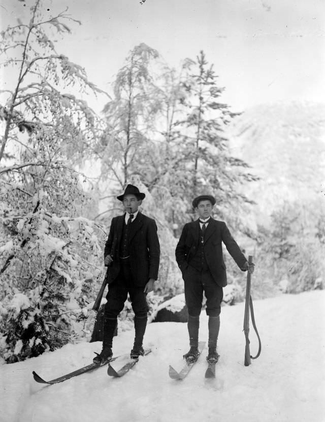 Ragnvald Halbrend and Hermann Grimeland skiing
