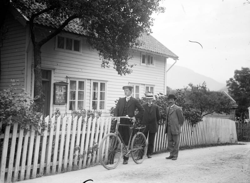 To the left is Kristian Ulltang's house "Nøysomhet" (Moderation) and photographer Fauske's home and studio