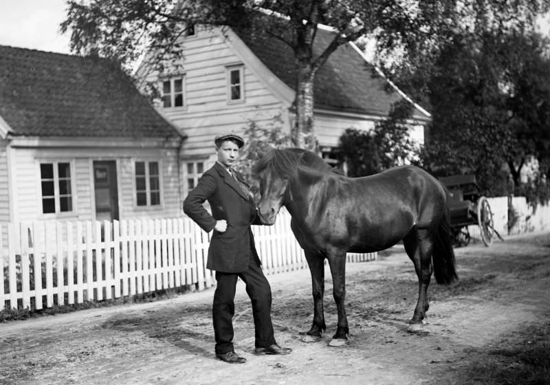 A man and a horse portrayed at Teigen in Førde.