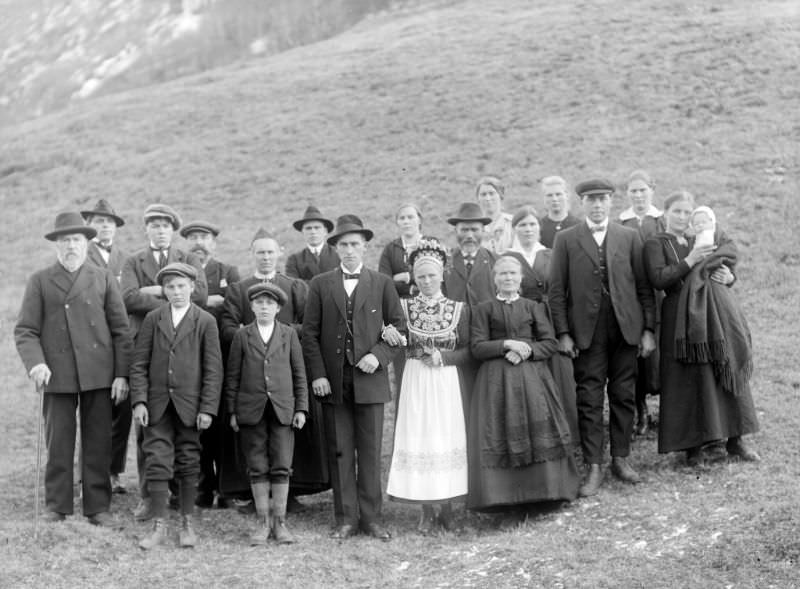 Wedding in Støfringsdalen valley, Jølster municipality, 1919. The bride is Anna (b. Støfringsdal) and Johannes L. Fossheim. The couple took up residence at Fossheim farm