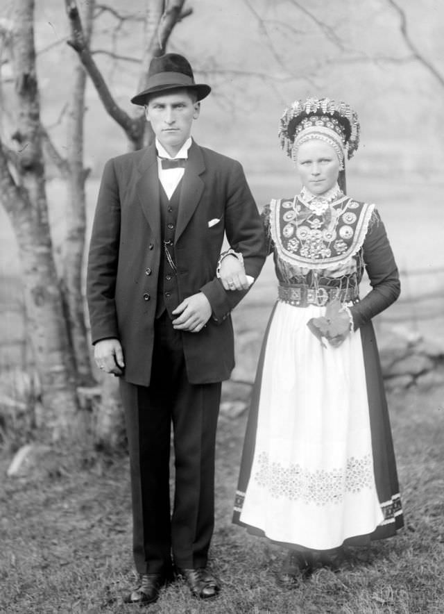 Wedding portrait of Anna (b. Støfringsdal) and Johannes L. Fossheim