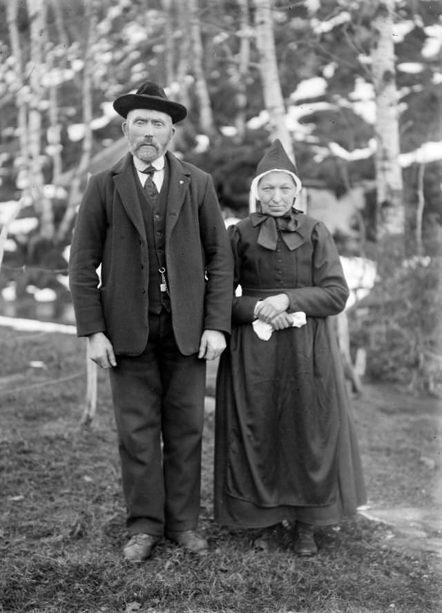 Andreas Andersson Holsen (b. 1862) and Severine Kristiansdotter Holsen (b. 1854) photographed on the occation of the wedding of their son Kristoffer Nikolas A. Holsen