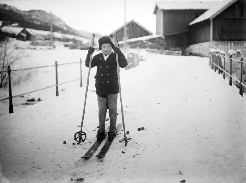 Boy skiing at Halbrendsbrua bridge