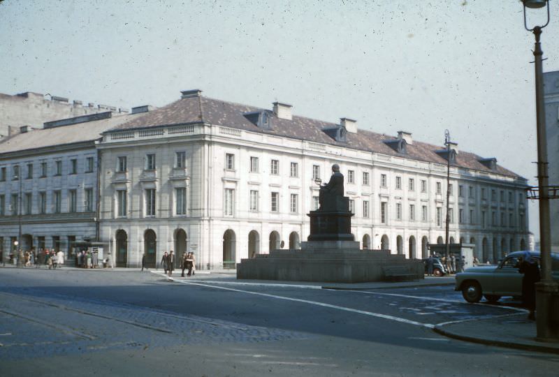 Copernicus Statue, Krakowskie Przedmieście