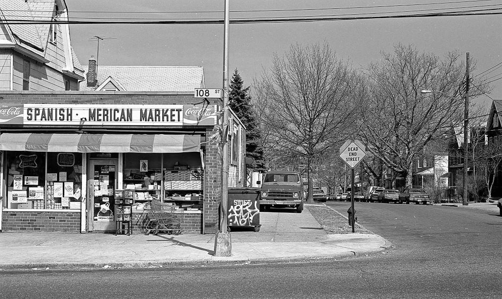 Fascinating Vintage Photos of Streets and Everyday Life of Corona, Queens in 1982
