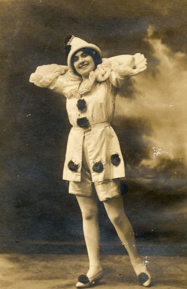 On the back: “Cissie Hamilton (and very nice too) 1913”