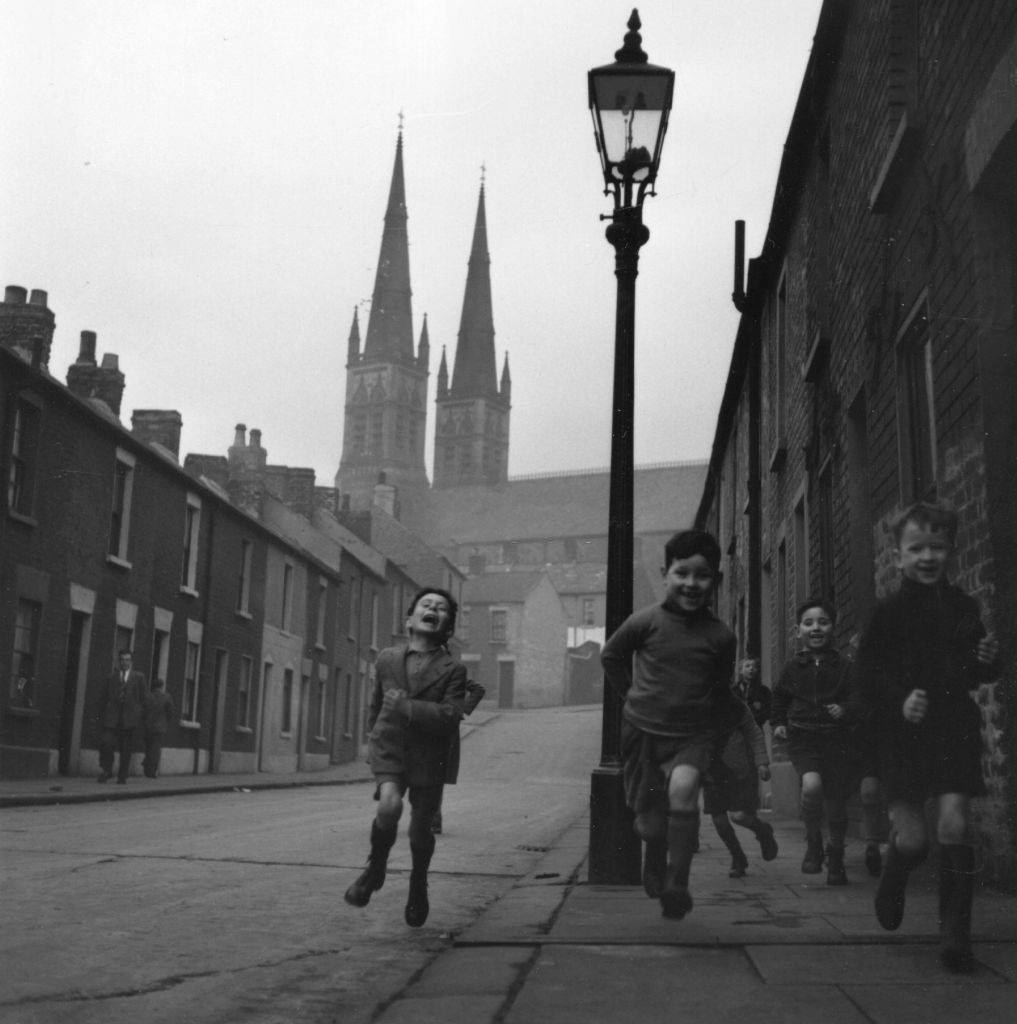 Kids running through the streets of Belfast, 1954.