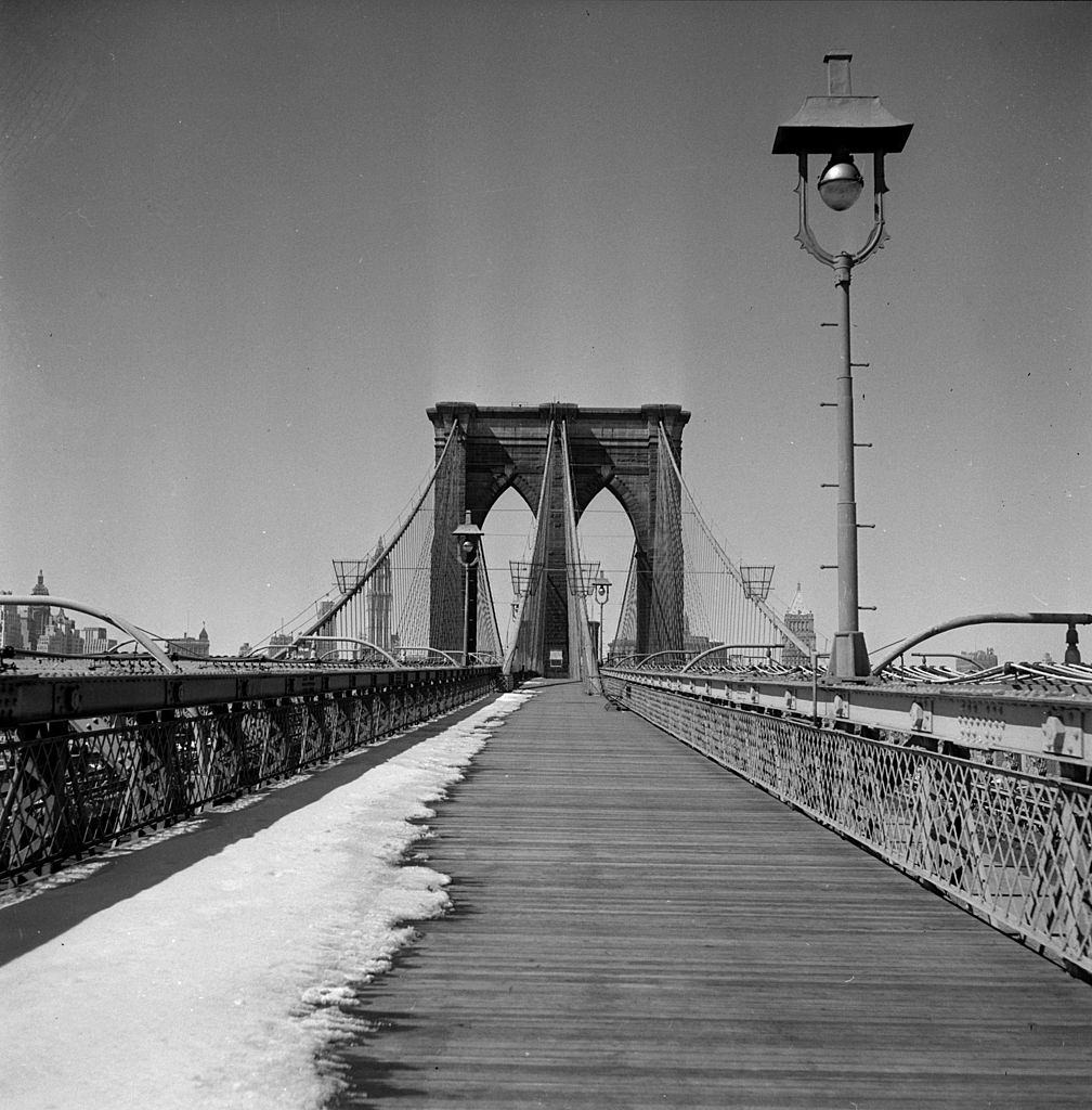 The pedestrian walkway of the bridge of Brooklyn. March 1956.