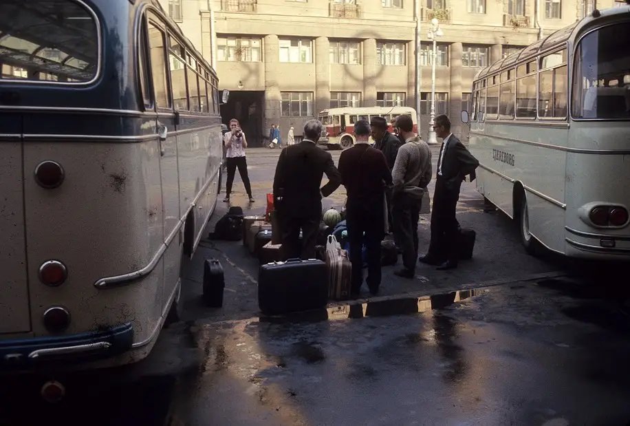 The tourists going to a hotel.