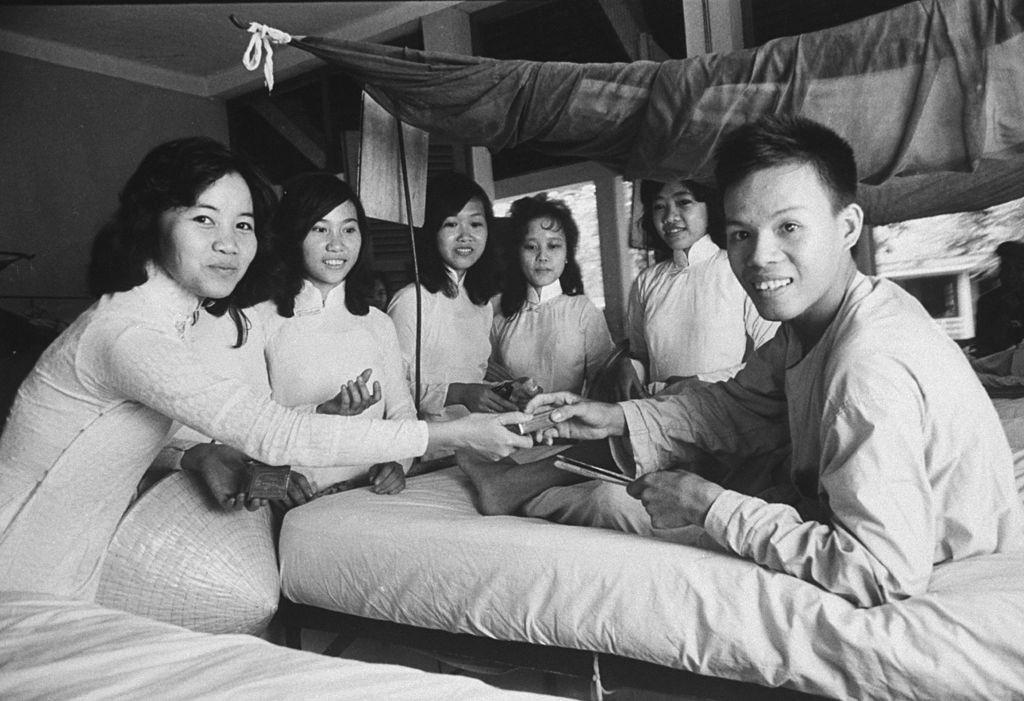 Students from Saigon's Gia Long College vist soilders wounded in Cong Hoa Military Hospital, 1963.