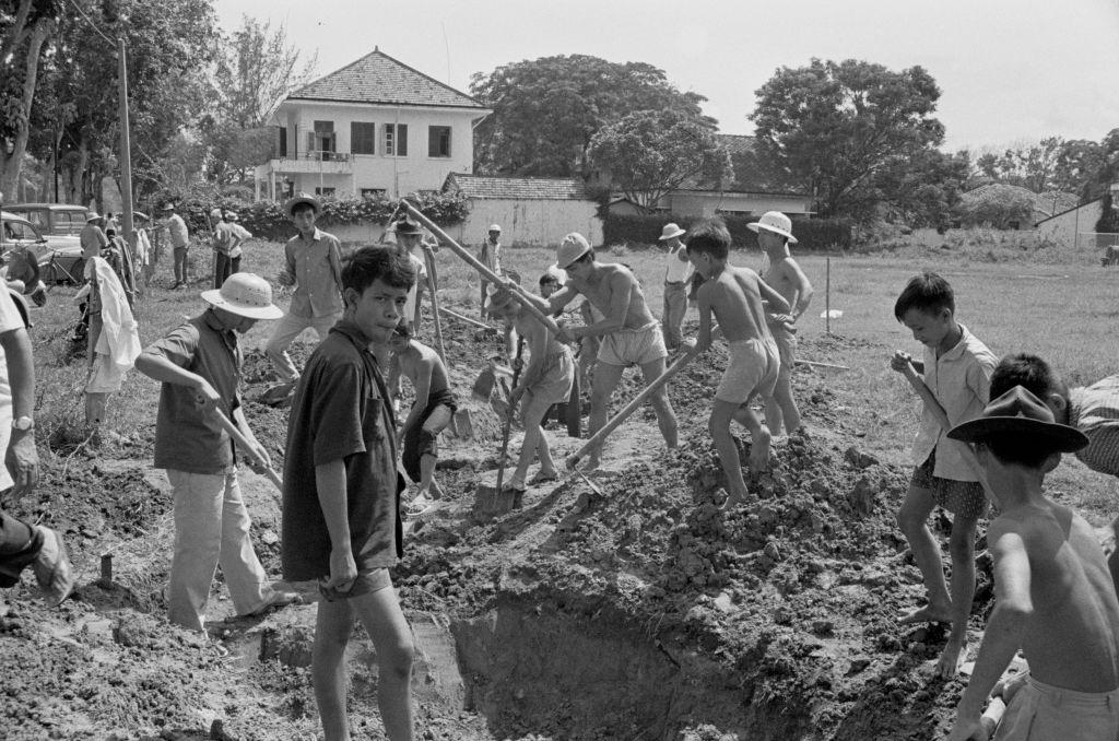 Men and boys digging in Saigon, 1964.