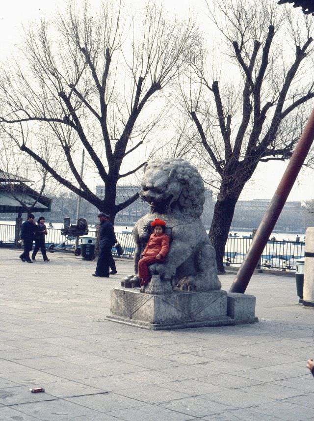 Child with stone lion, Beihai Park