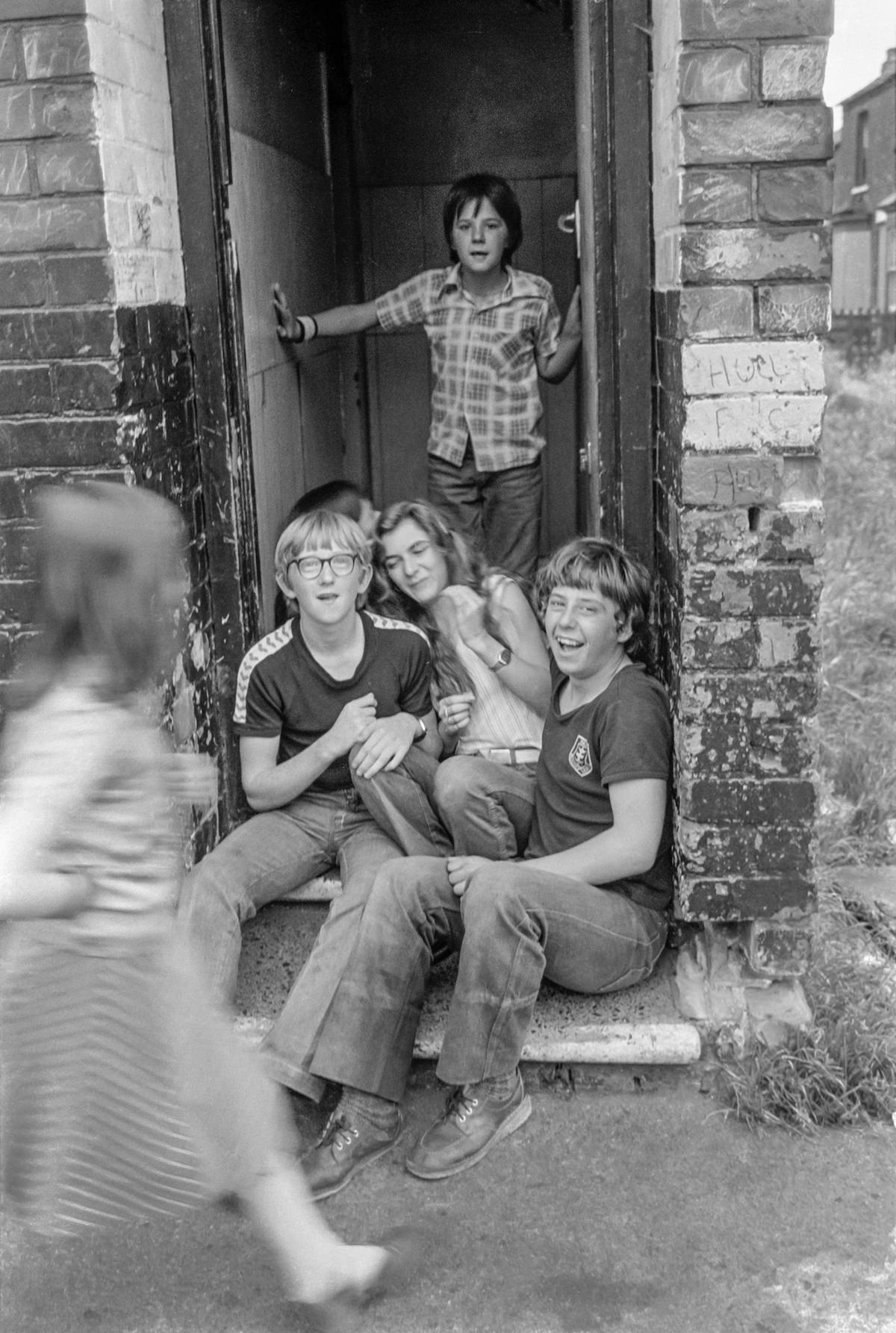 Children on door step, West Dock Ave area, Hull, 1981