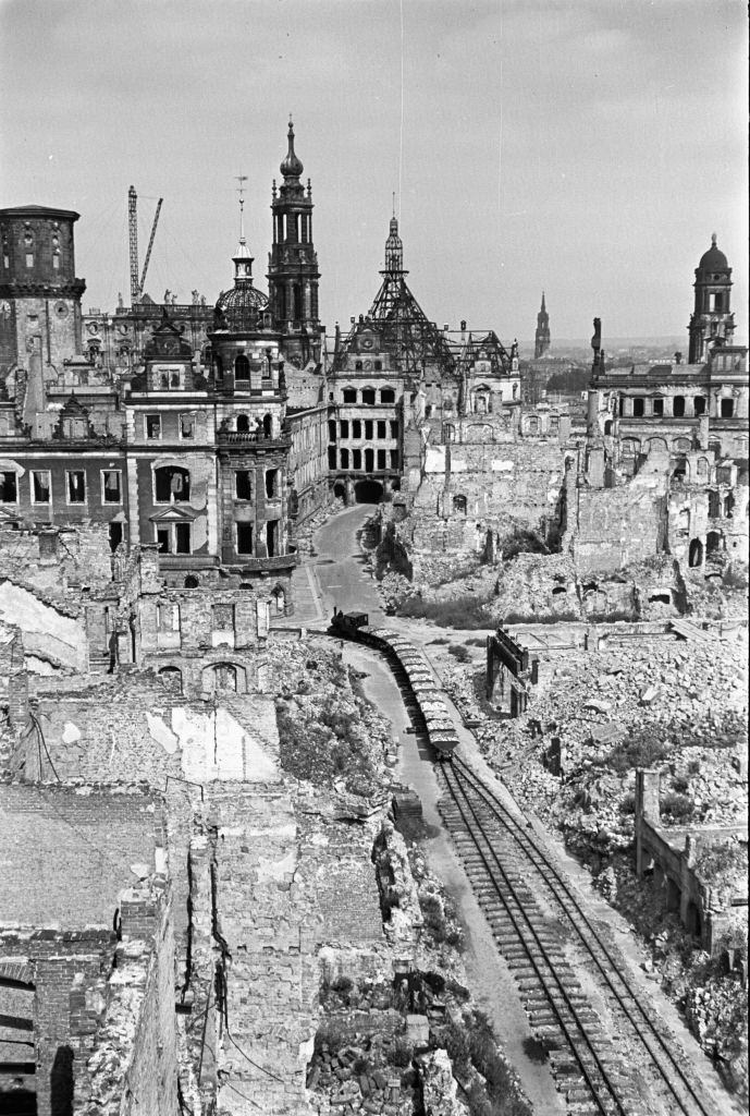 Trümmerbahn (rubble train) in the Schloßstraße in front of the destroyed Dresden Castle with the Hausmannsturm, 1945.