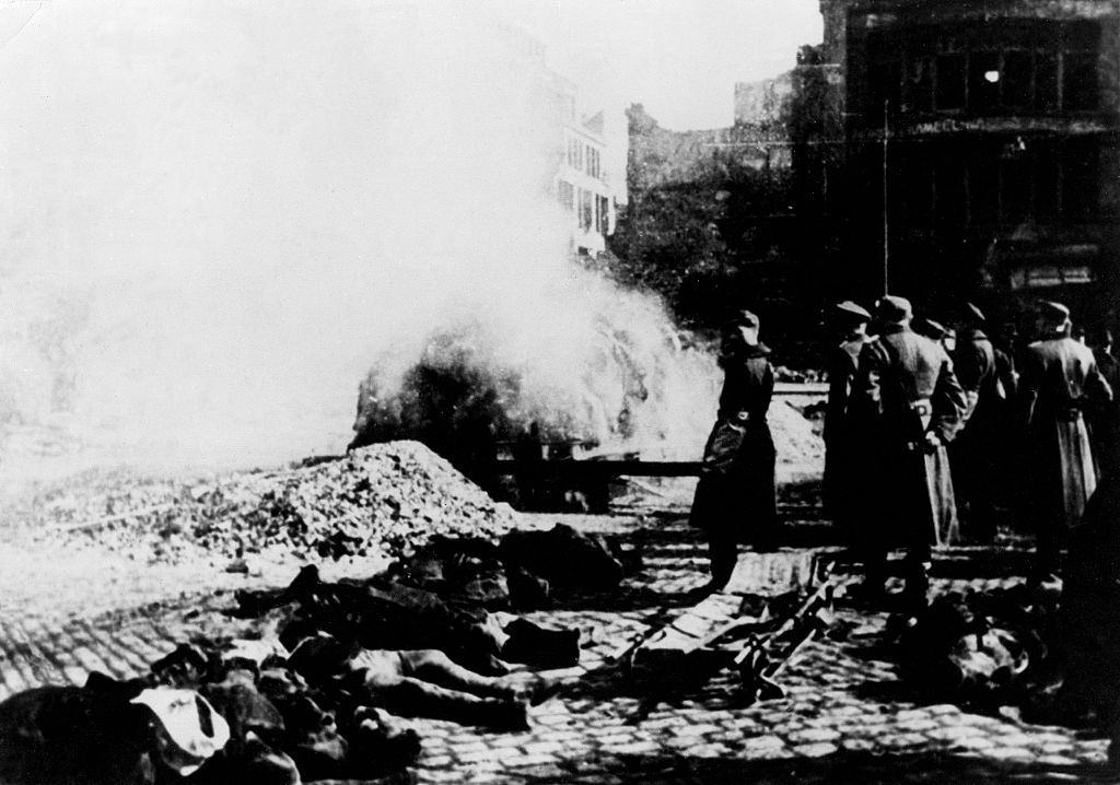 Cremation of dead bodies in the center of the city, 1945.