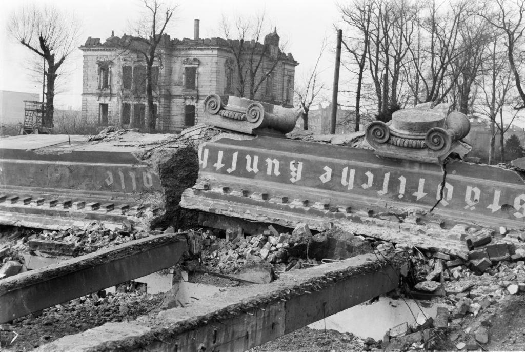 The ruins of the Dresden City Art Gallery in the Lennéstraße. The photo was taken after 17 September 1945.