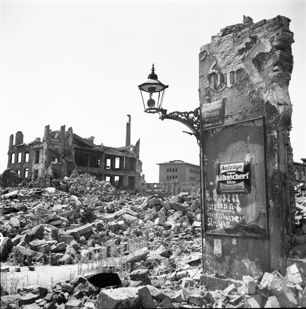 A gas lamp at a facade piece of a destroyed building in the Josephinenstraße in Dresden.