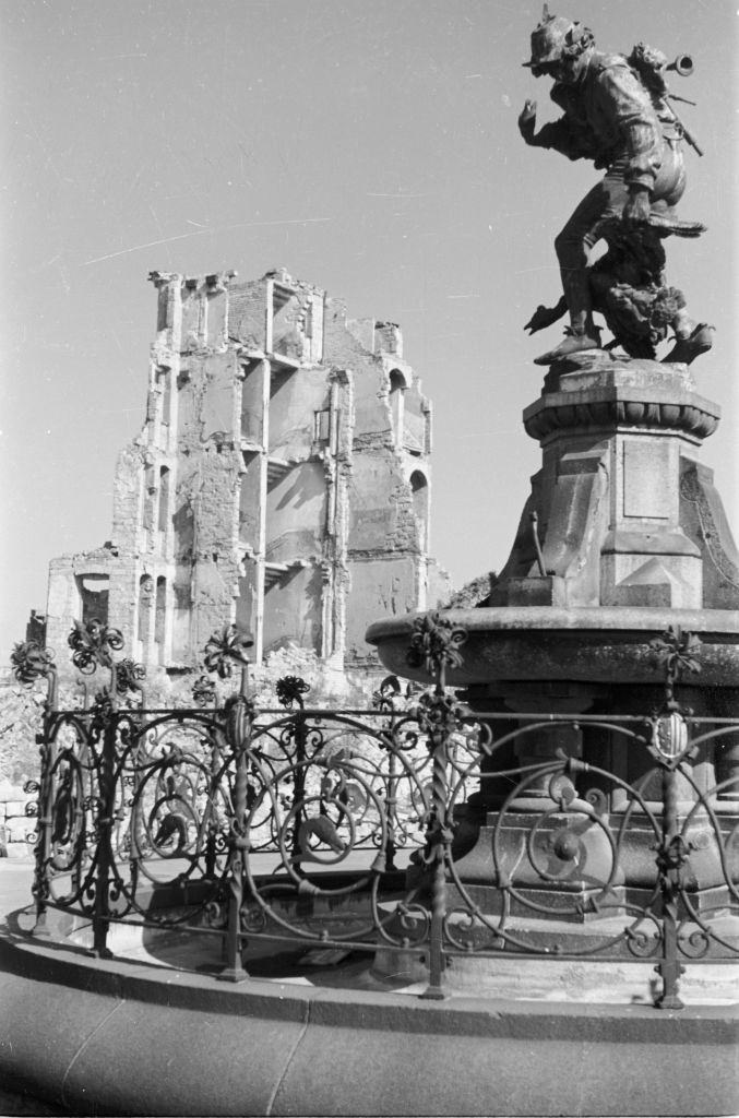 The Gänsediebbrunnen with a bronze figure by artist Robert Dietz on the Ferdinandplatz in Dresden, 1945.