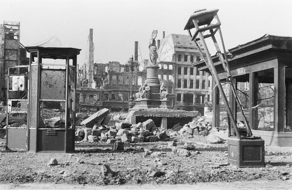The destructions on the Altmarkt in Dresden with the damaged victory monument.