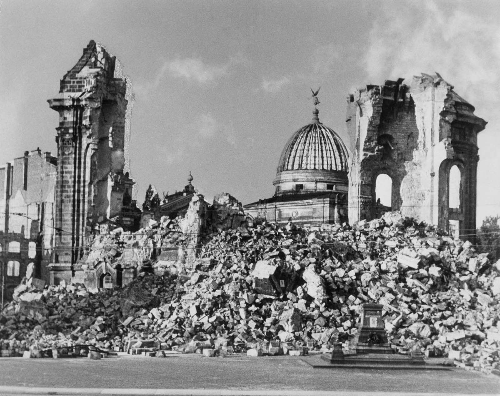 The ruins of the Frauenkirche and the dome of the Kunstakademie.