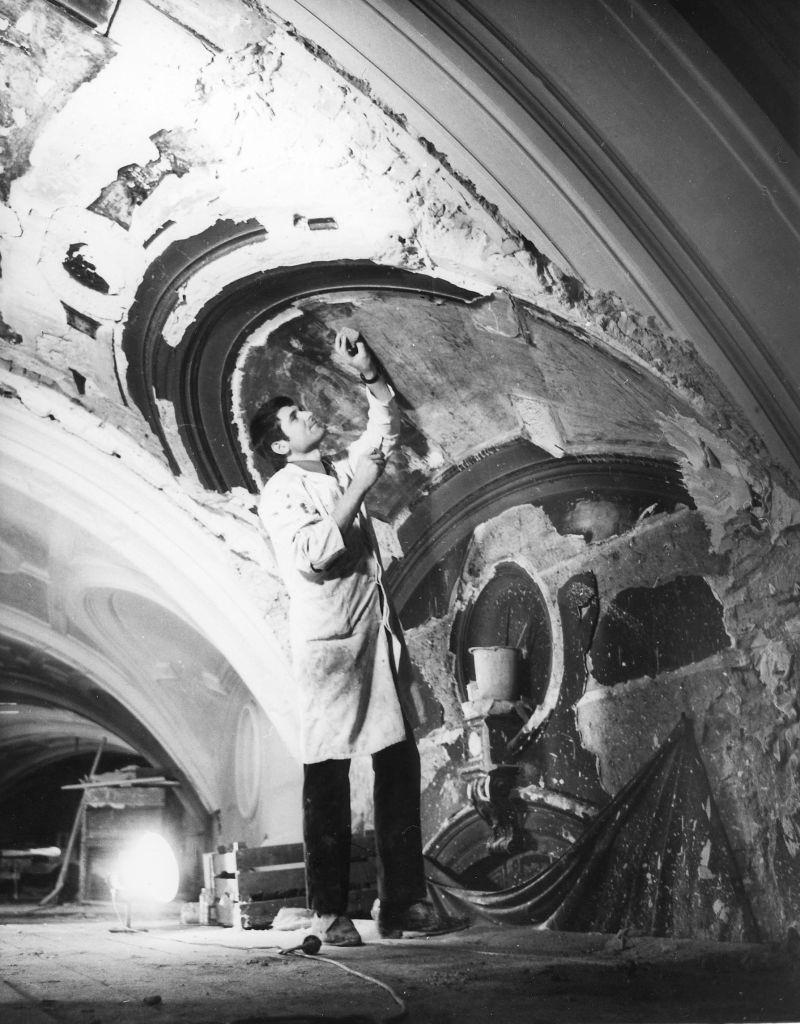 In the entrance vestibule, the search is on for remnants of paint from the old painting of the Semper Opera House.